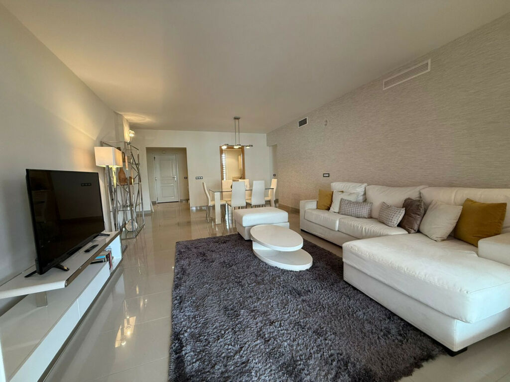 Middle Floor Apartment New Golden Mile Málaga - image 2