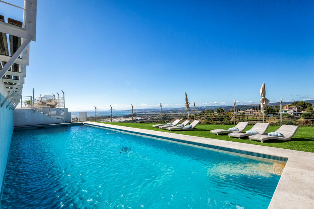 Detached Villa Estepona Málaga - image 2