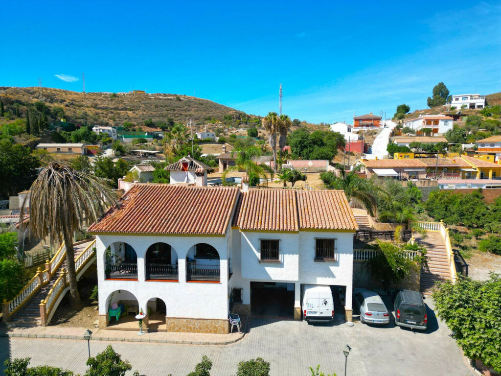 Detached Villa Almayate Málaga - image 2