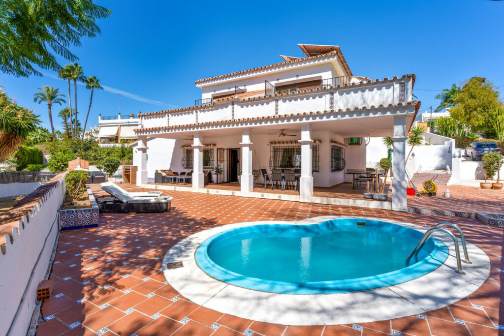 Detached Villa Nueva Andalucía Málaga - image 2