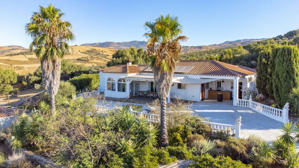Detached Villa Almogía Málaga - image 2