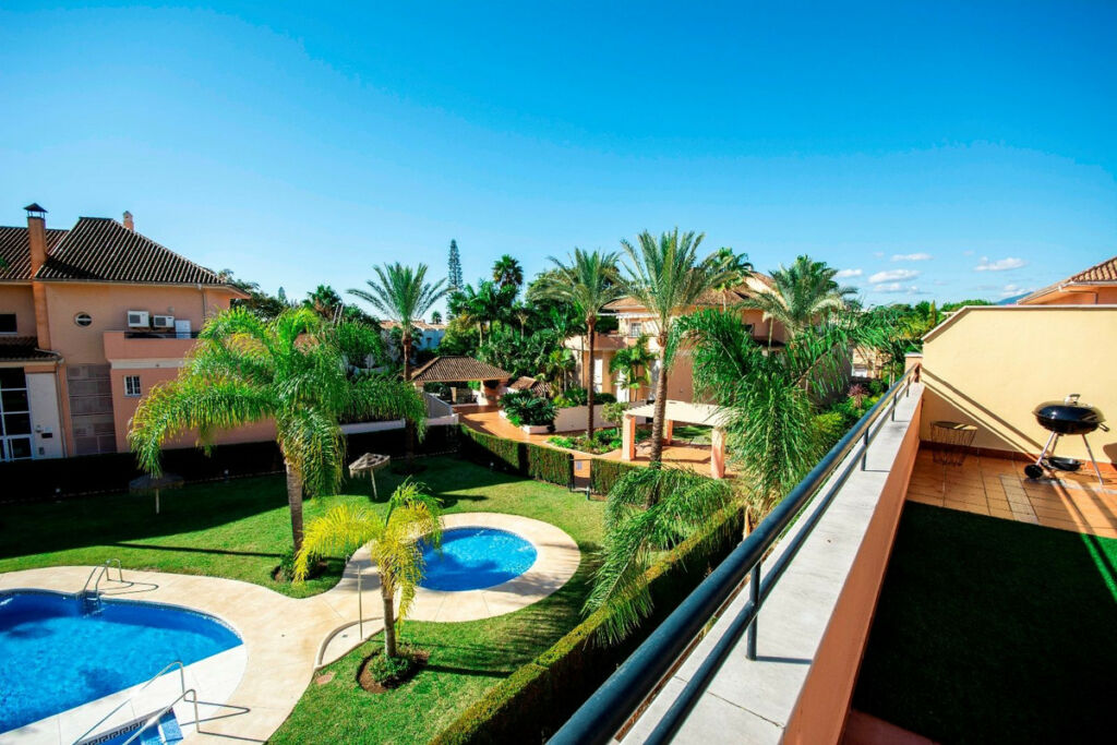 Top Floor Apartment Marbella Málaga - image 2