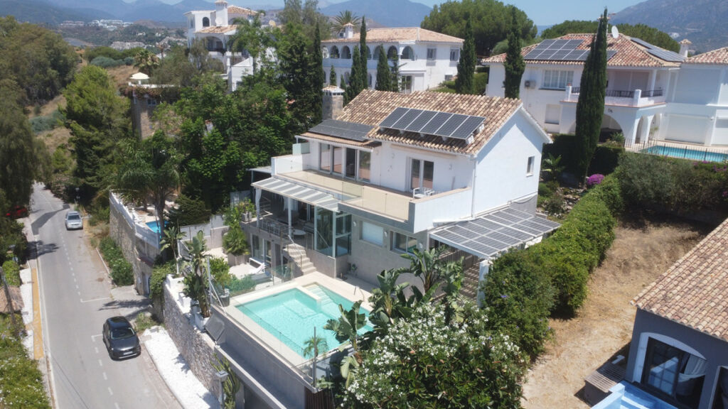 Detached Villa Nueva Andalucía Málaga - image 2