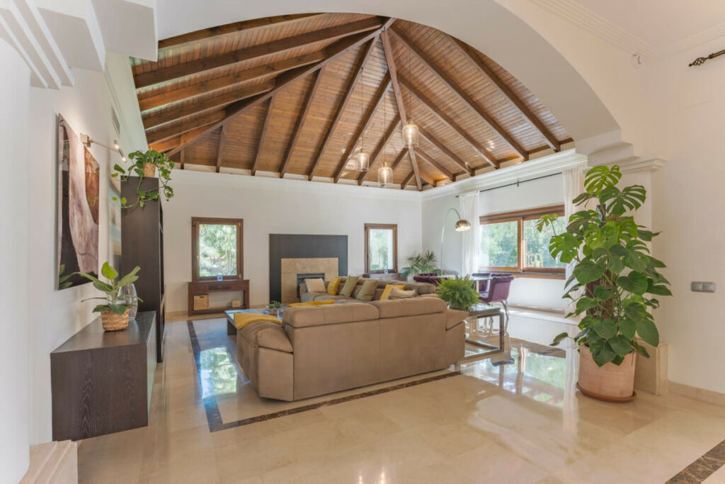 Detached Villa Nueva Andalucía Málaga - image 2