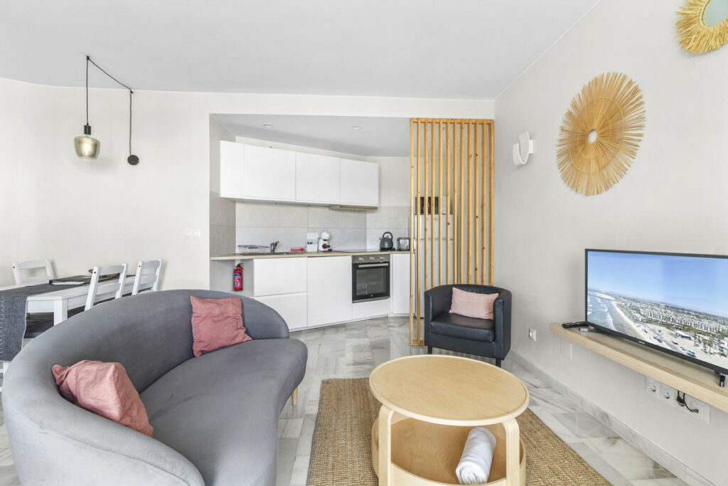 Middle Floor Apartment Estepona Málaga - image 5