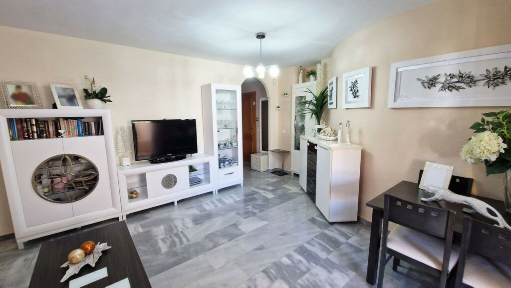 Middle Floor Apartment Benalmadena Málaga - image 2