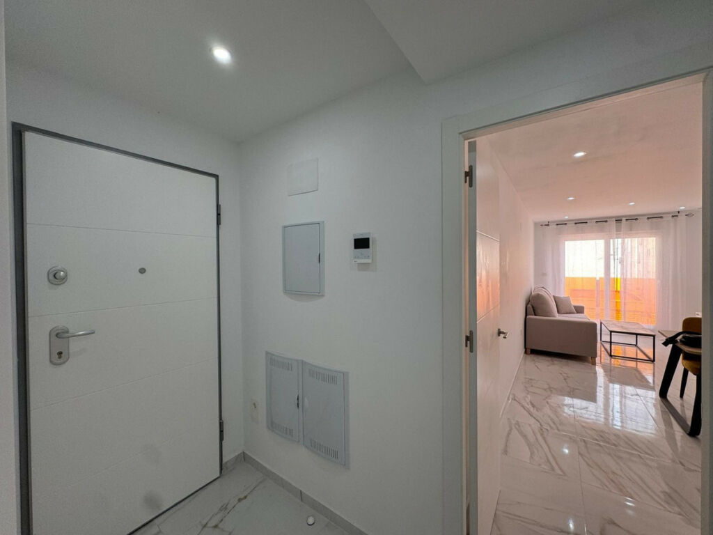 Middle Floor Apartment Torrevieja Alicante - image 2