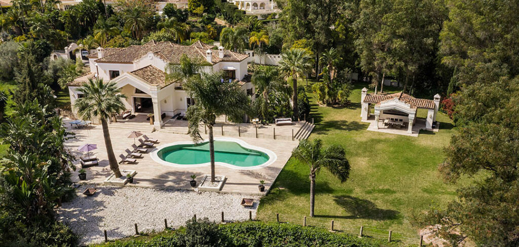 Detached Villa Nueva Andalucía Málaga - image 2