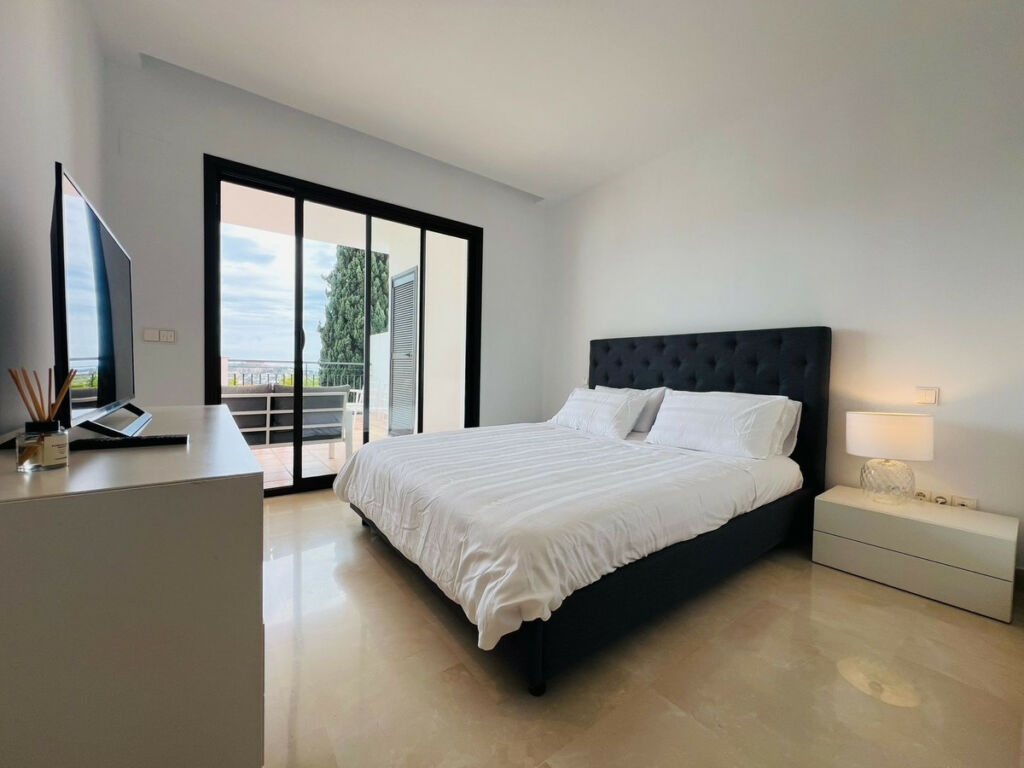 Middle Floor Apartment La Quinta Málaga - image 2
