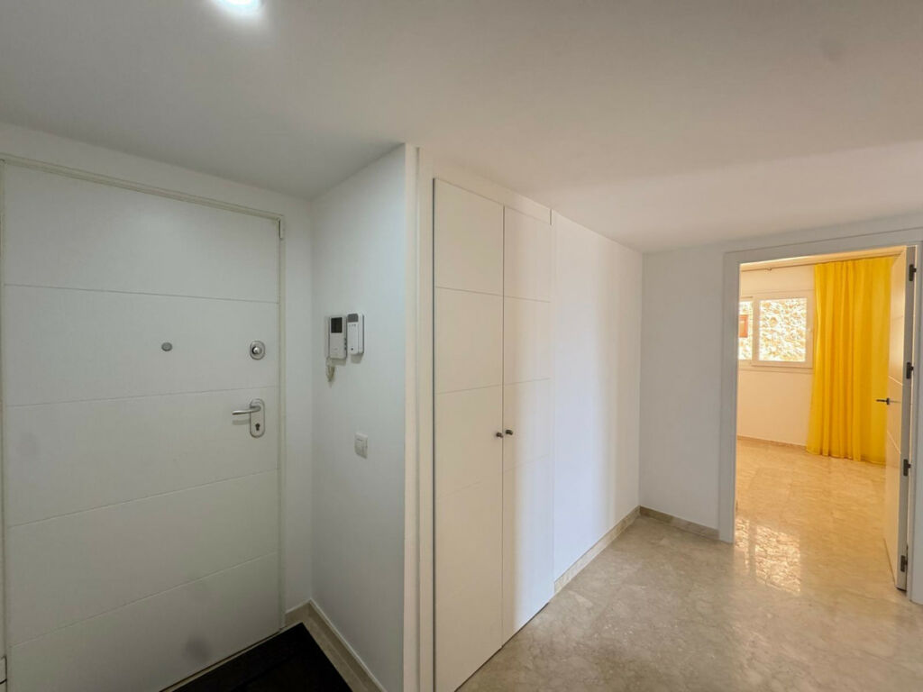 Middle Floor Apartment Torrevieja Alicante - image 2