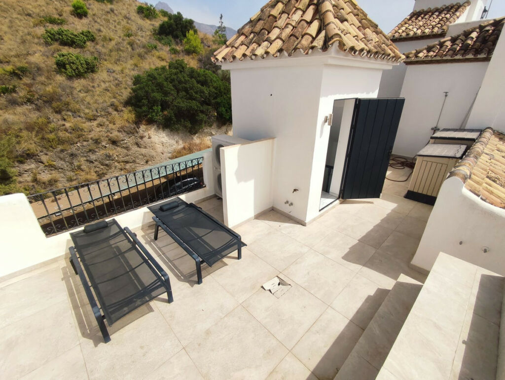 Townhouse Nagüeles Málaga - image 2