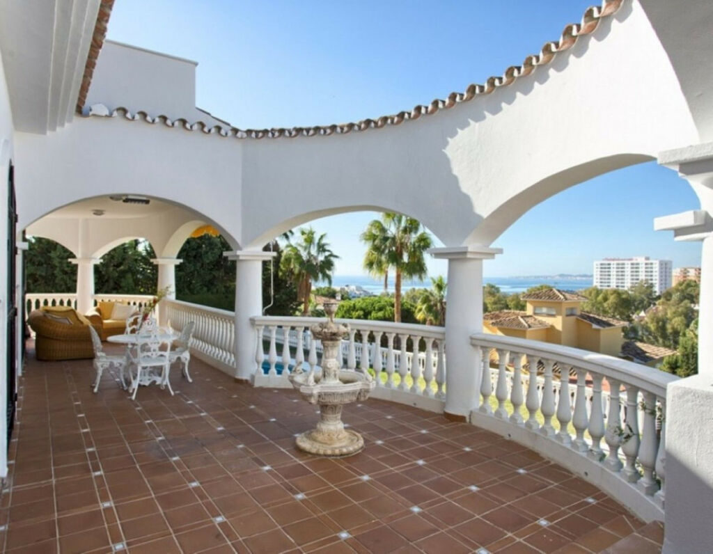 Detached Villa Torrequebrada Málaga - image 2