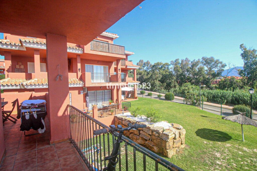 Middle Floor Apartment La Duquesa Málaga - image 2