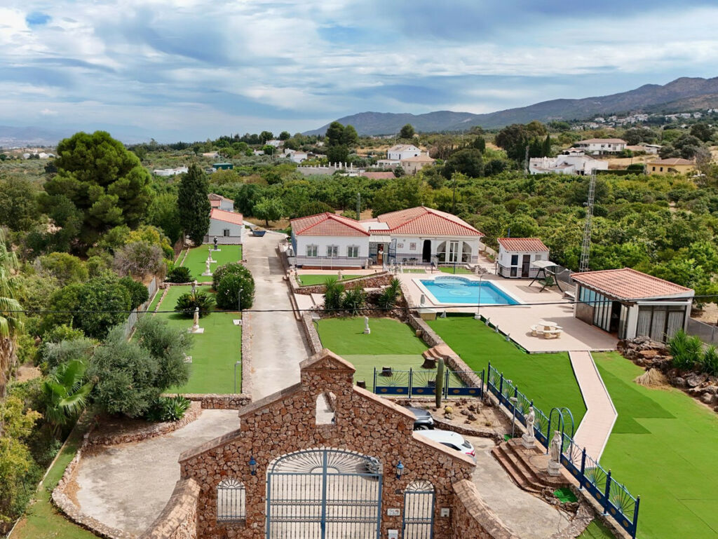 Detached Villa Alhaurín el Grande Málaga - image 2