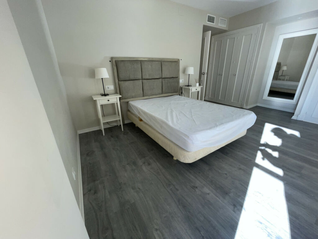 Middle Floor Apartment Estepona Málaga - image 2