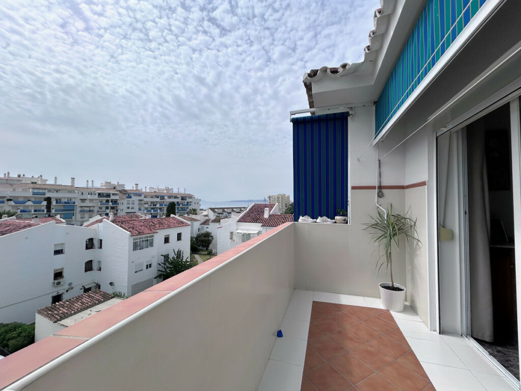 Middle Floor Apartment Estepona Málaga - image 2