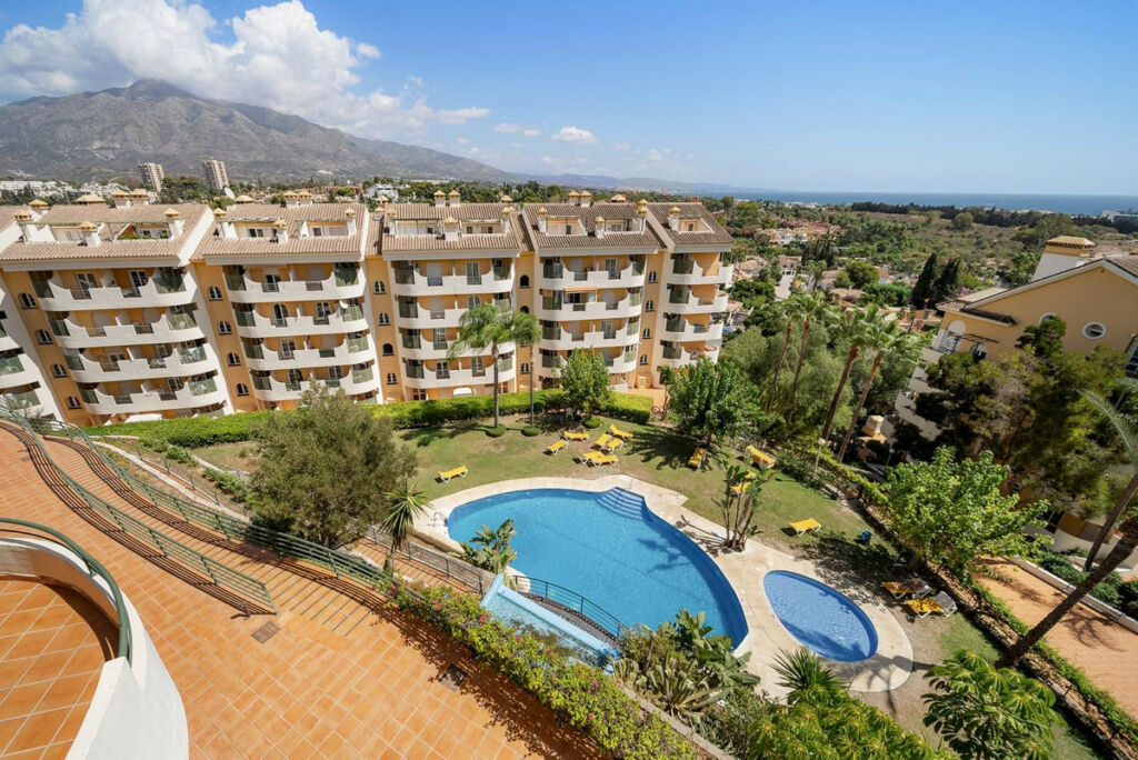 Middle Floor Apartment Nueva Andalucía Málaga - image 2