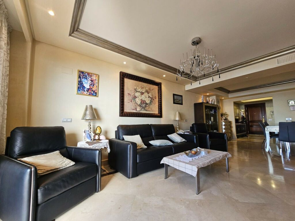 Middle Floor Apartment Estepona Málaga - image 2