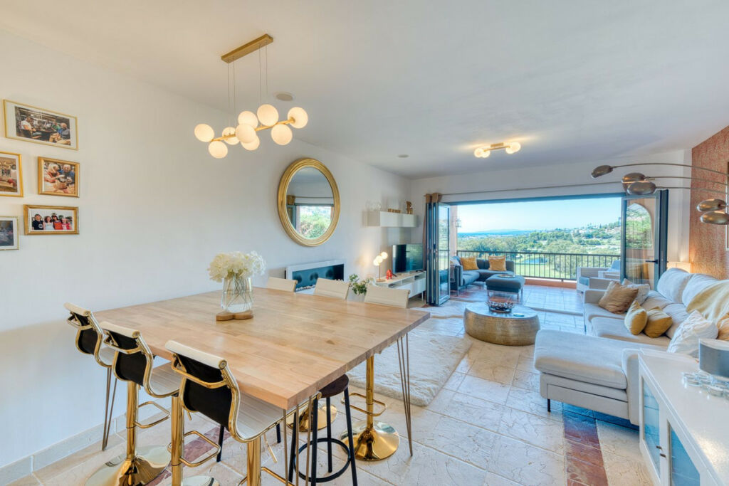 Middle Floor Apartment Estepona Málaga - image 3