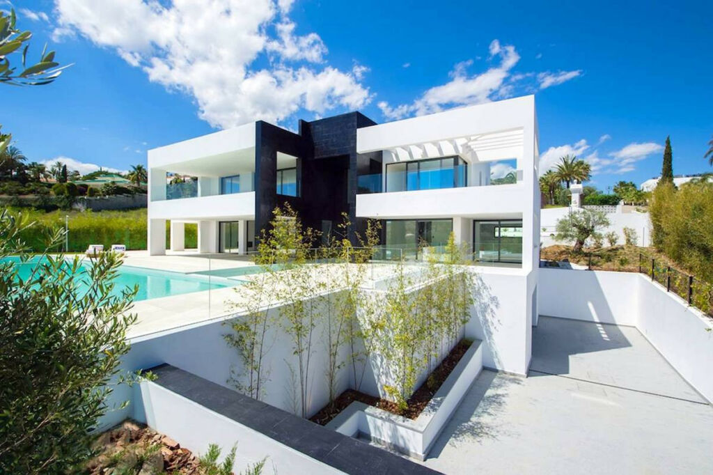 Detached Villa Nueva Andalucía Málaga - image 2