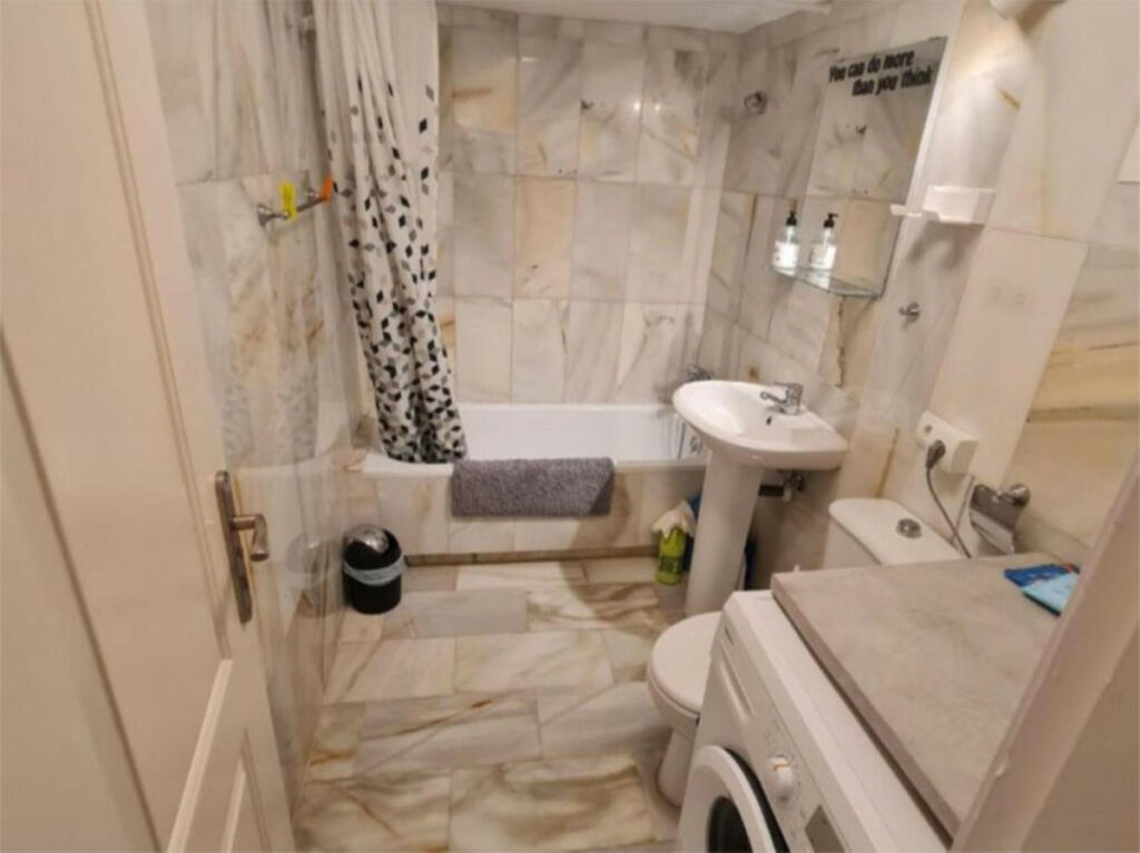Middle Floor Apartment Estepona Málaga - image 2