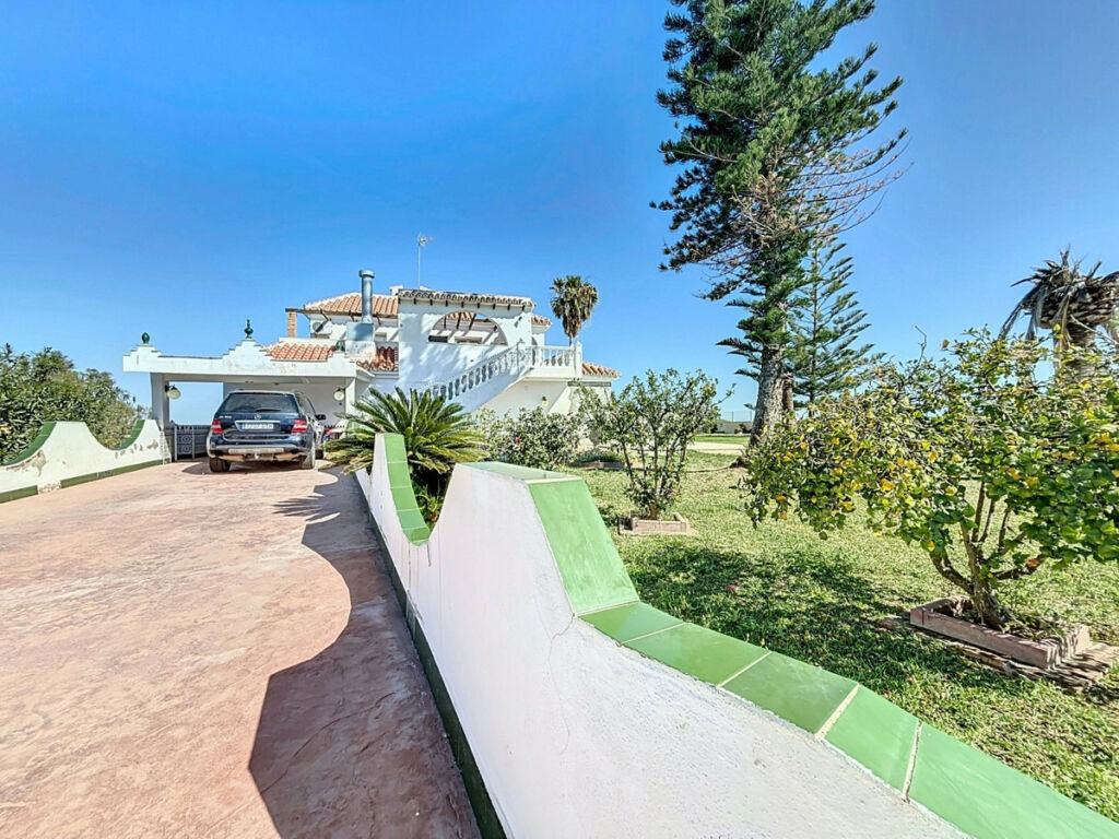 Detached Villa Almayate Málaga - image 2