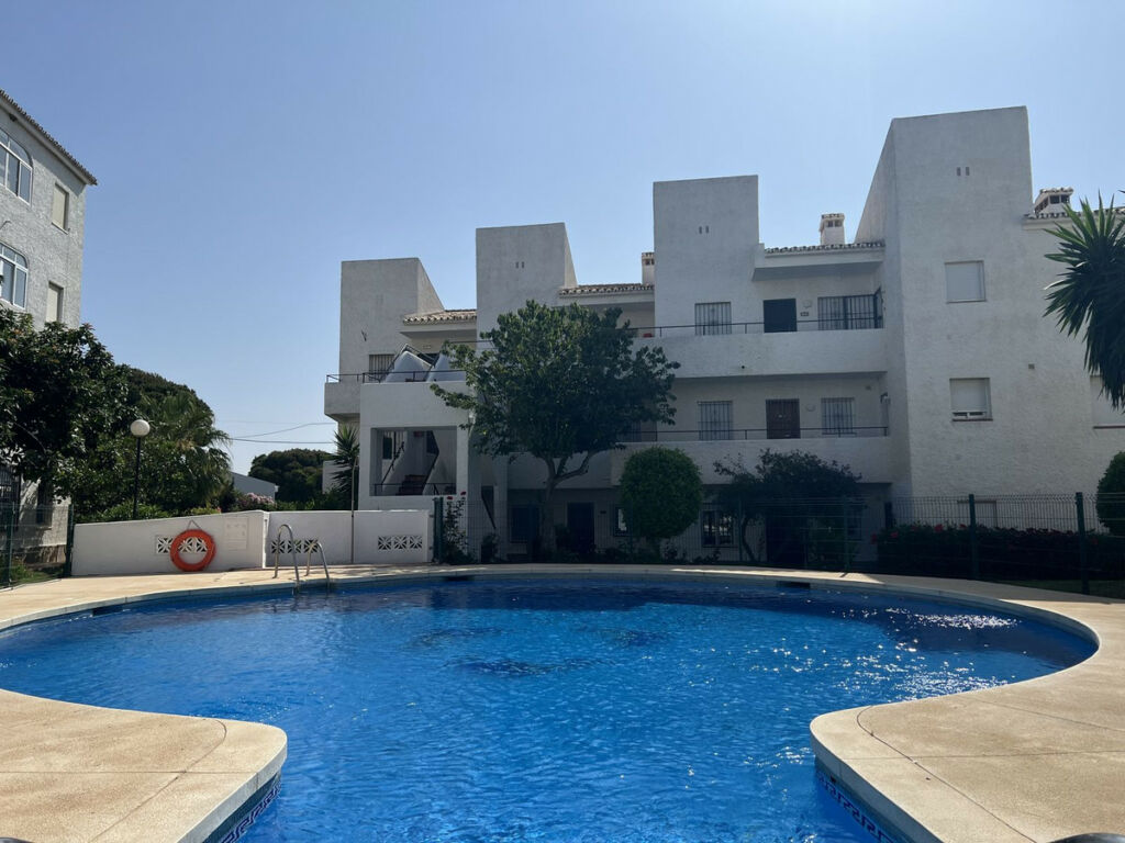 Middle Floor Apartment Torrenueva Málaga - image 2