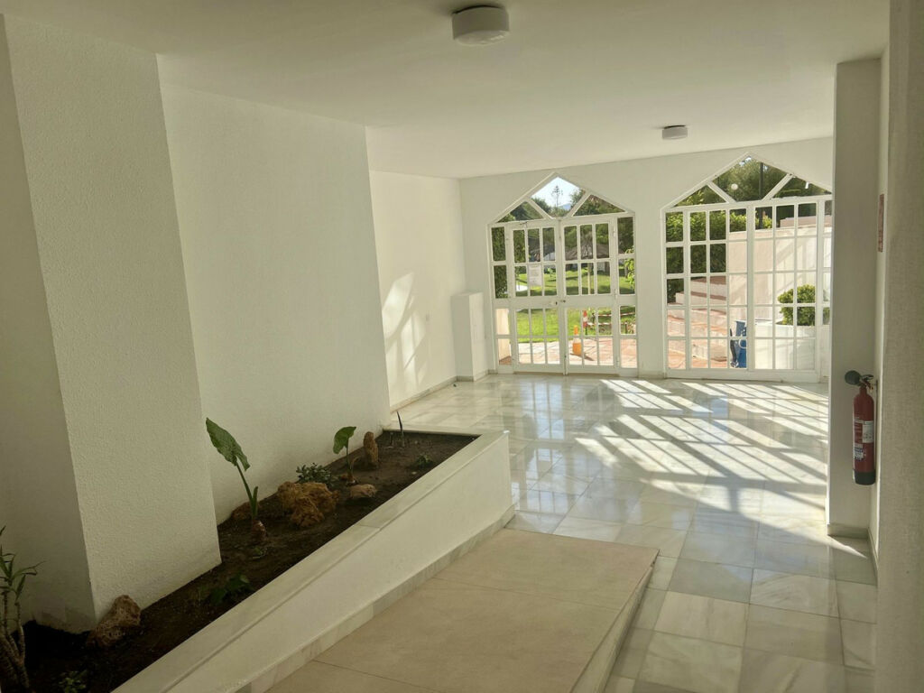 Middle Floor Apartment Estepona Málaga - image 2