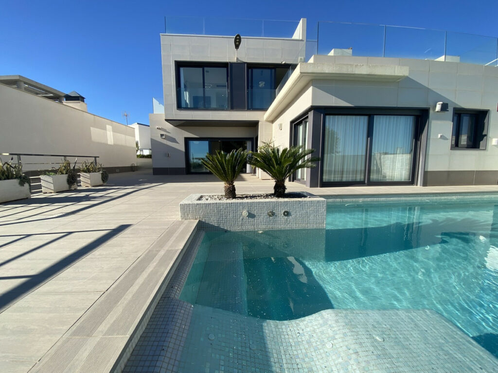 Detached Villa Villamartin Alicante - image 2