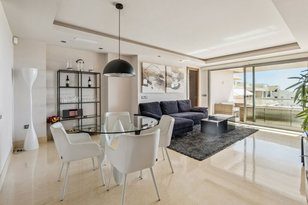 Middle Floor Apartment Benahavís Málaga - image 2