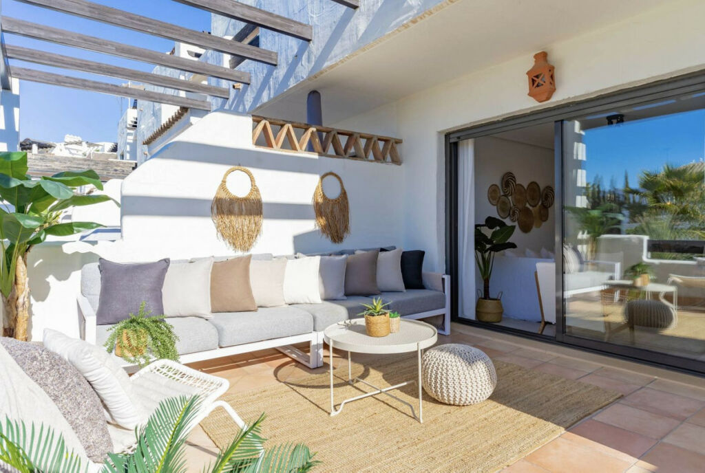 Middle Floor Apartment Estepona Málaga - image 2