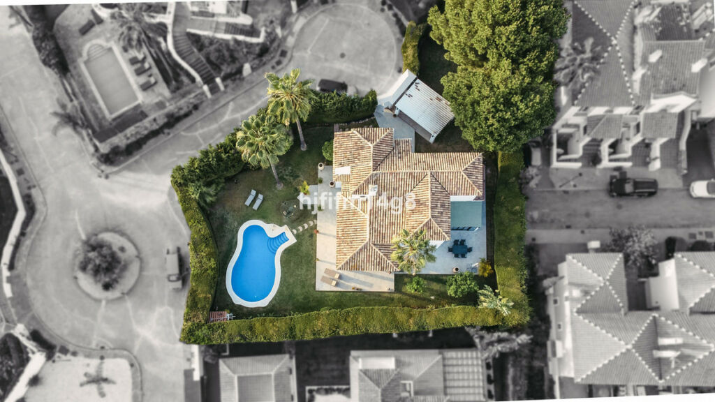 Detached Villa Nueva Andalucía Málaga - image 2