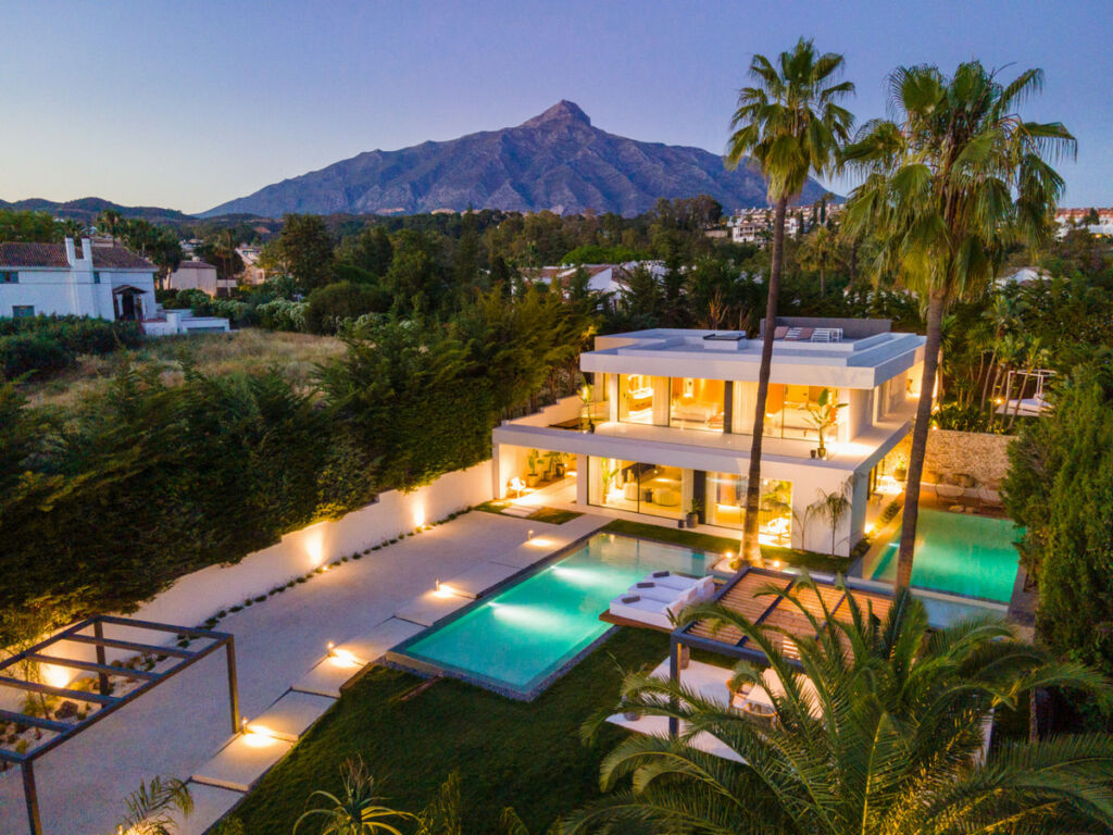 Detached Villa Nueva Andalucía Málaga - image 2
