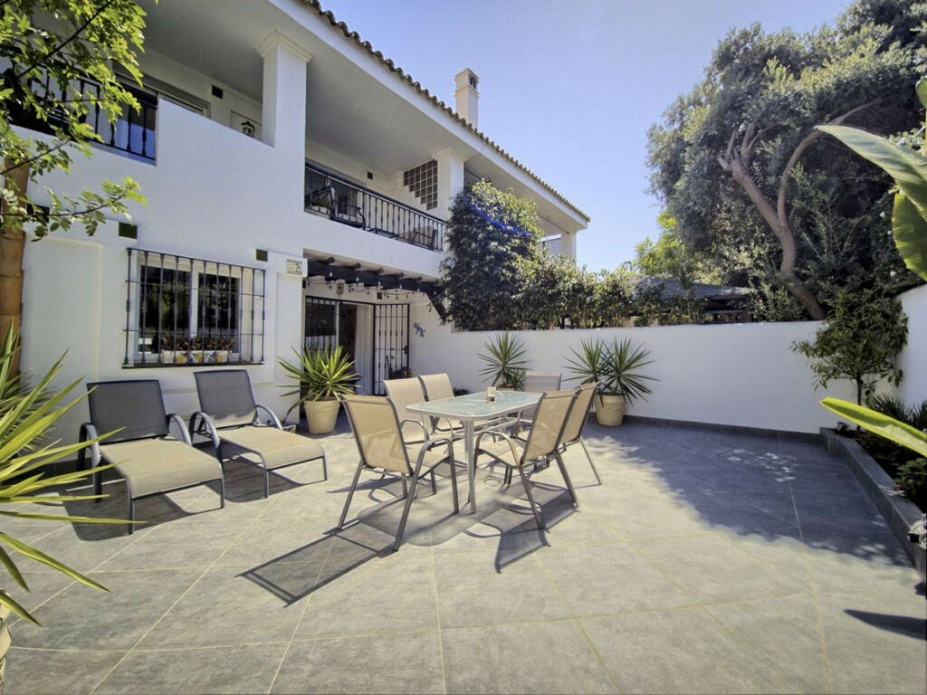 Townhouse Nueva Andalucía Málaga - image 2
