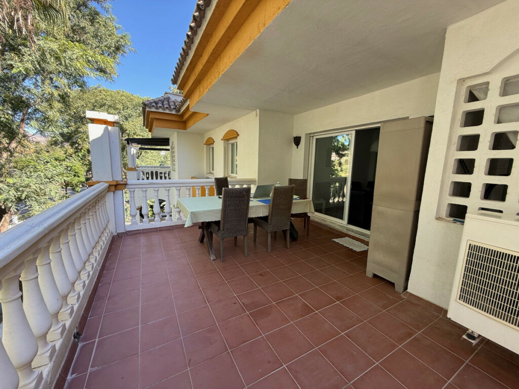 Middle Floor Apartment Nueva Andalucía Málaga - image 2