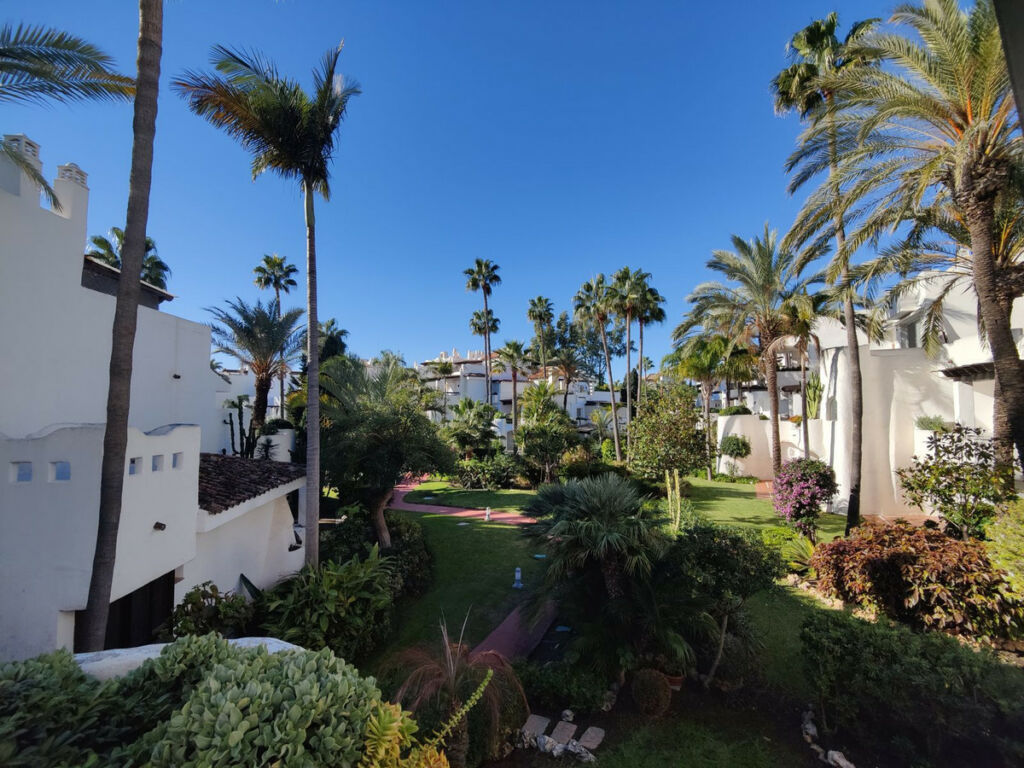 Middle Floor Apartment Puerto Banús Málaga - image 2