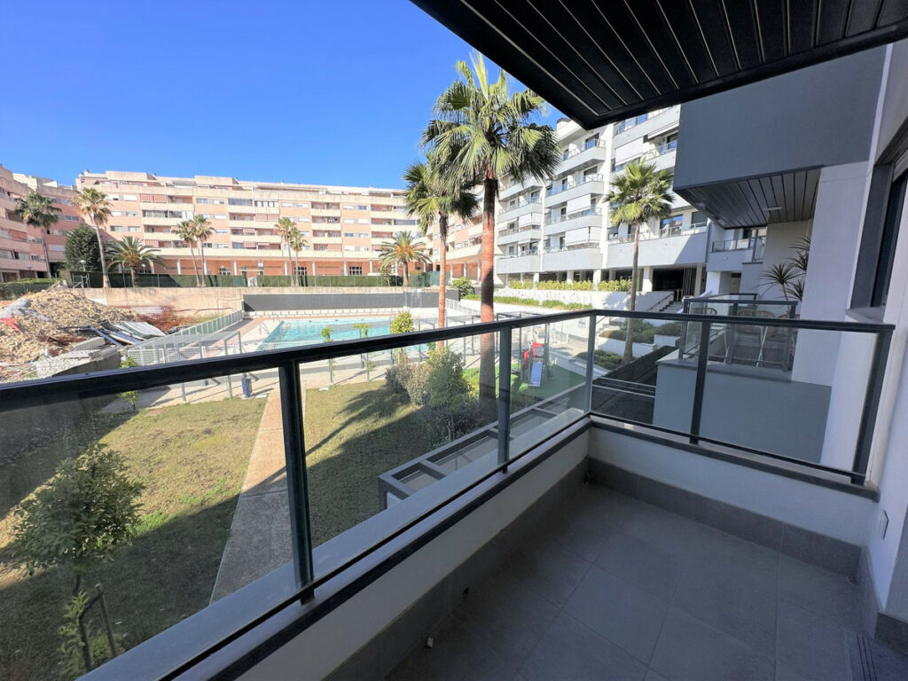 Middle Floor Apartment Las Lagunas Málaga - image 2
