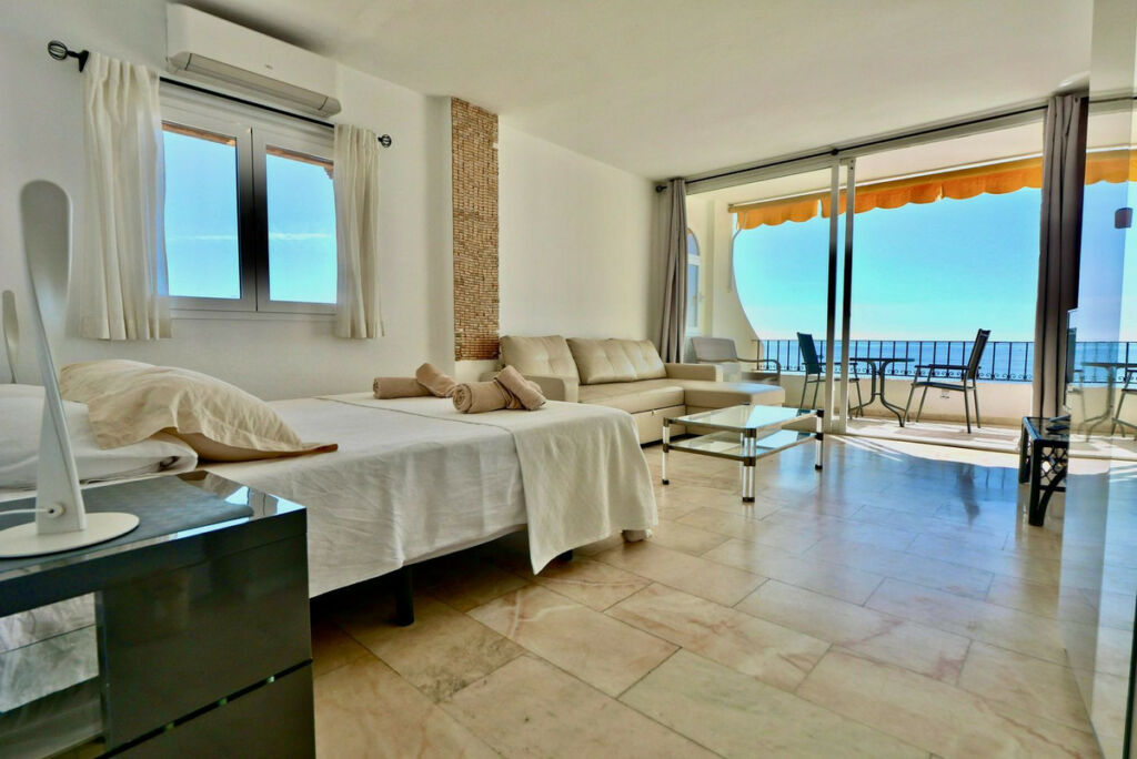 Middle Floor Apartment Puerto de Cabopino Málaga - image 2