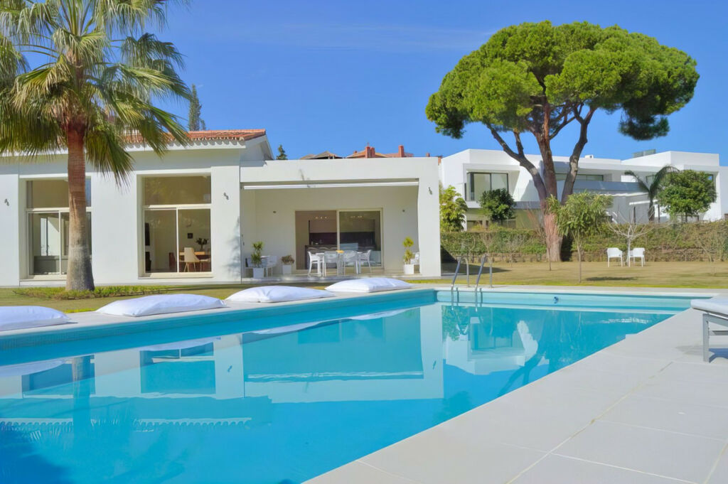 Detached Villa Guadalmina Baja Málaga - image 2