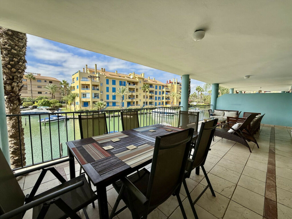 Middle Floor Apartment Sotogrande Puerto Cádiz - image 2