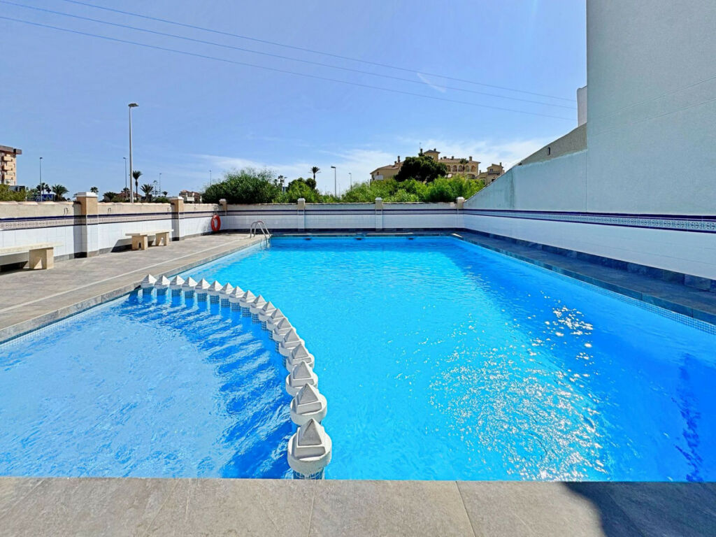 Middle Floor Apartment La Zenia Alicante - image 2