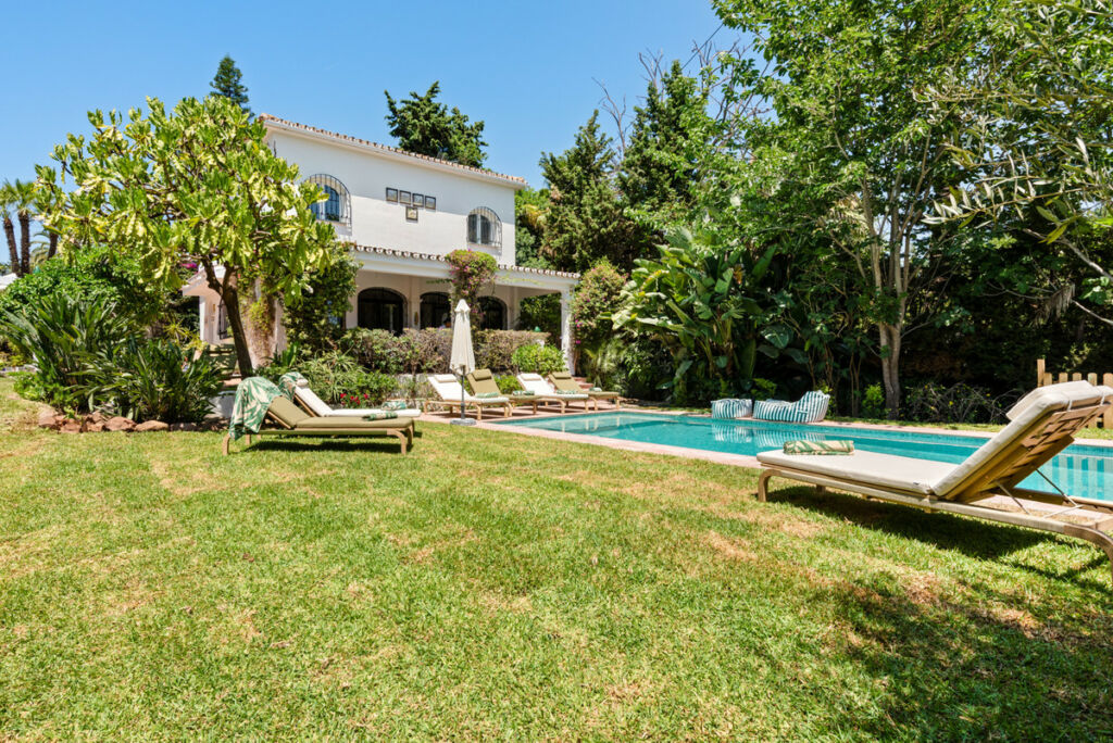 Detached Villa Nueva Andalucía Málaga - image 2