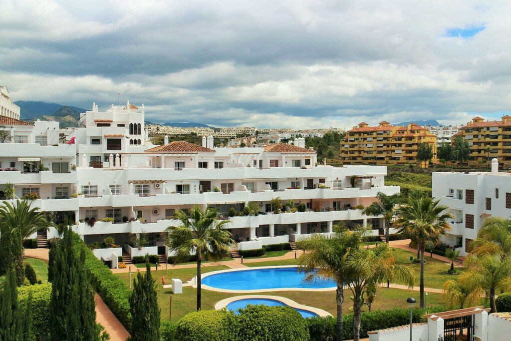 Middle Floor Apartment Estepona Málaga - image 2