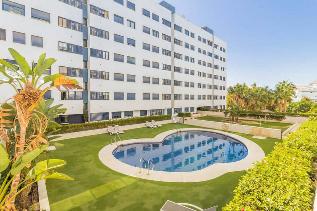 Middle Floor Apartment Estepona Málaga - image 2
