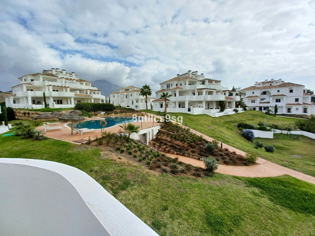 Middle Floor Apartment Aloha Málaga - image 2
