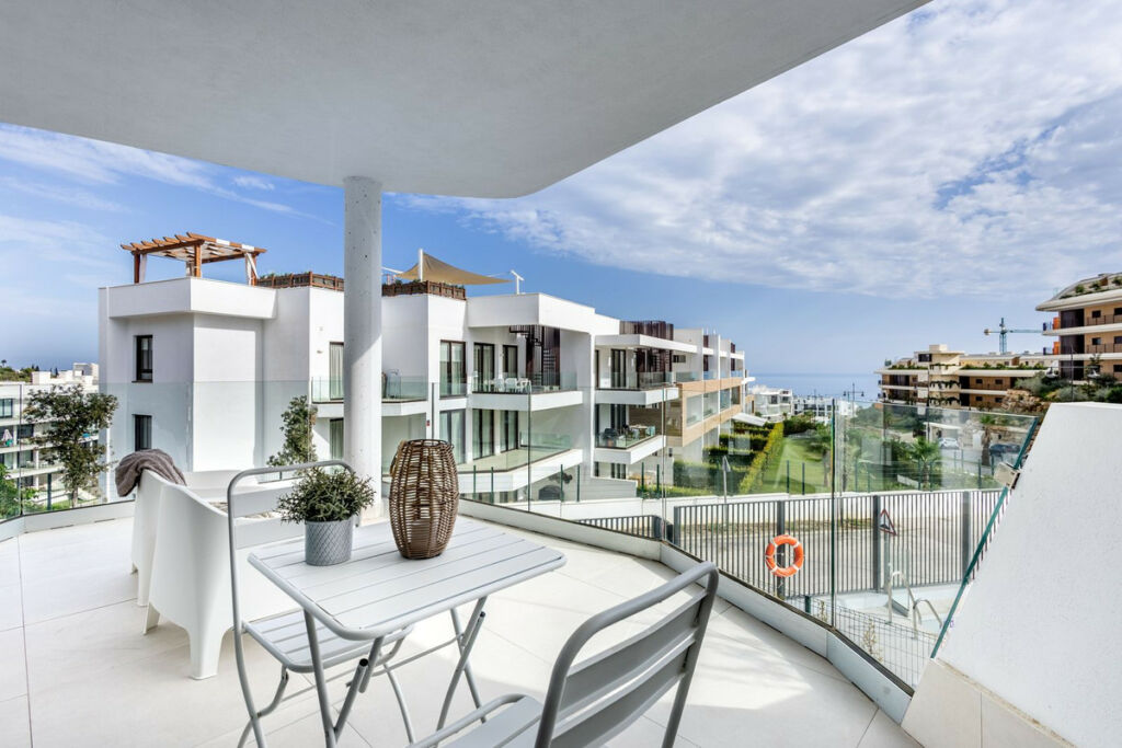 Middle Floor Apartment Higueron Málaga - image 2