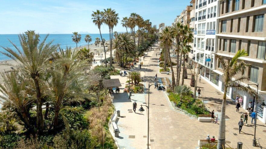 Middle Floor Apartment Estepona Málaga - image 2