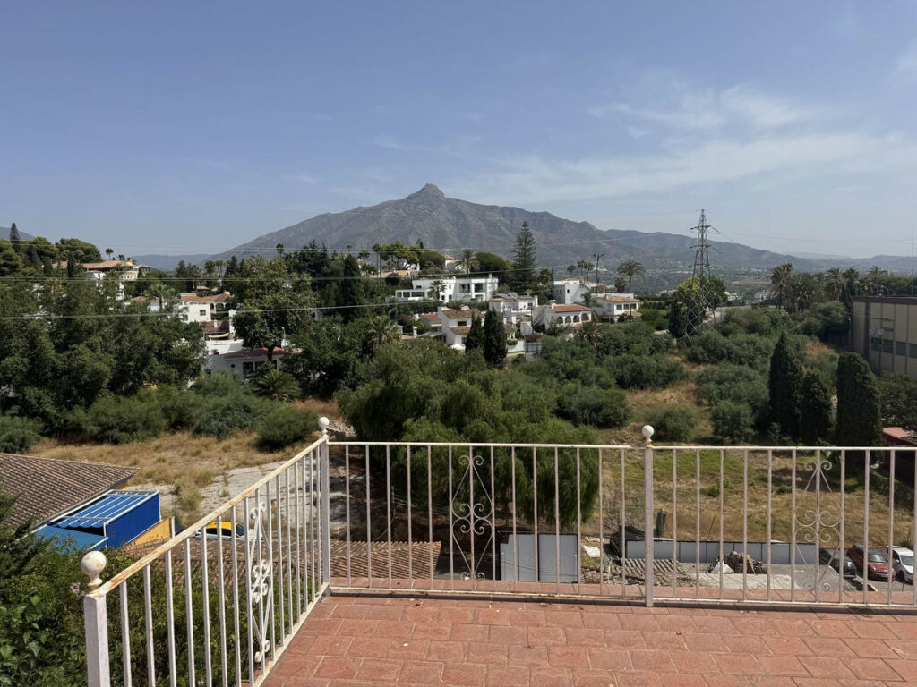 Detached Villa Nueva Andalucía Málaga - image 2