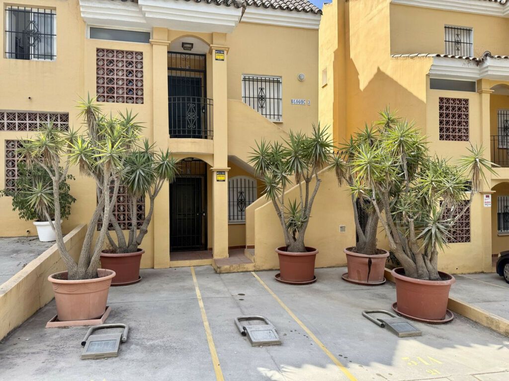 Semi-Detached House Elviria Málaga - image 2
