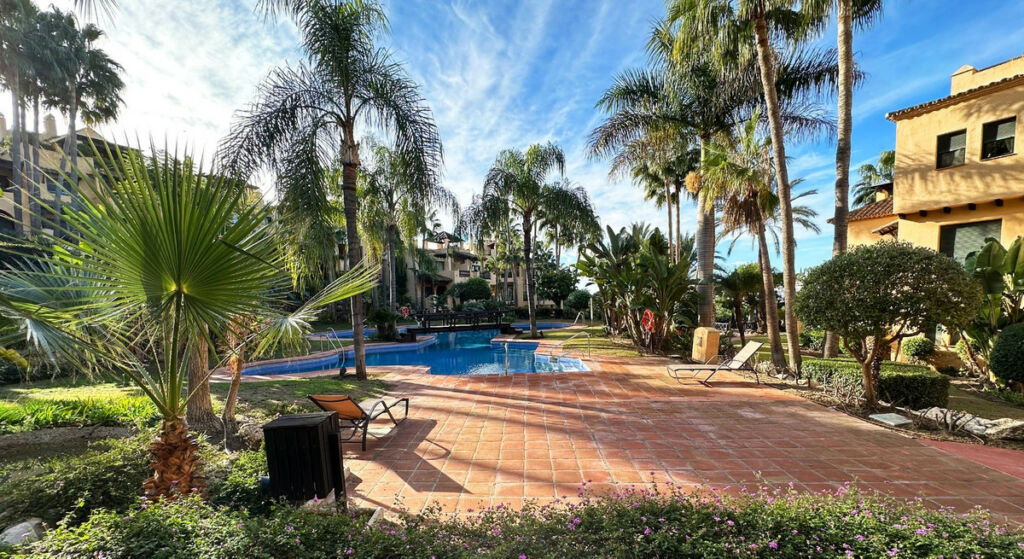 Ground Floor Apartment Estepona Málaga - image 2